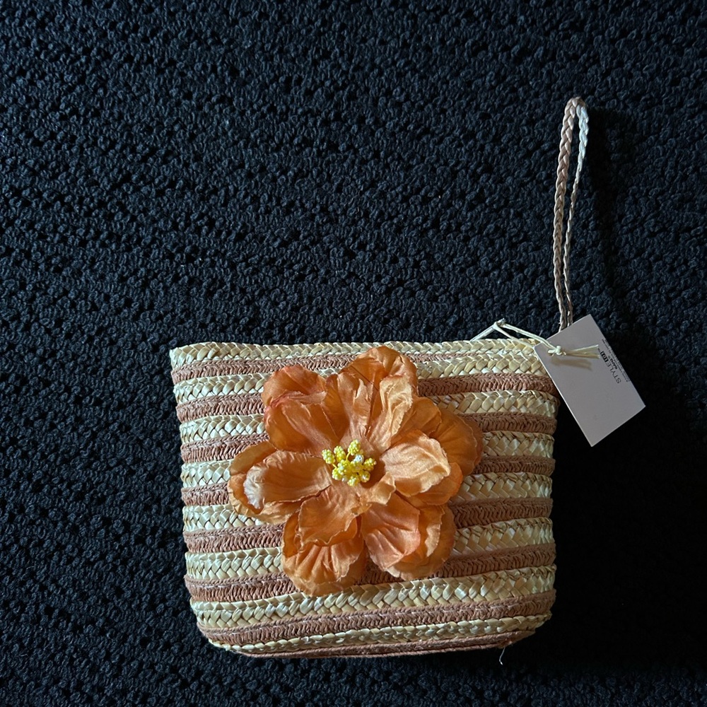 Straw Wristlet Flower 🌼 Purse